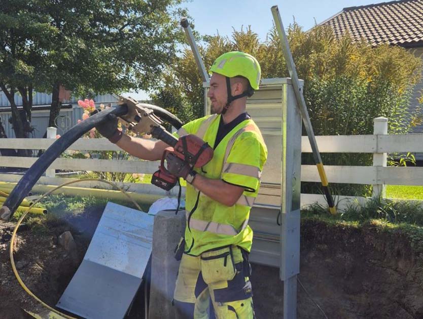 Elektriker arbetar med en elkabel